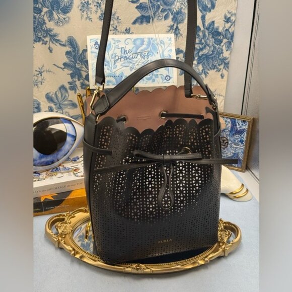 🆕 FURLA 🧿 NWOT Constanza Laser Cut Drawstring Bucket Bag, Black Leather - Picture 2 of 14